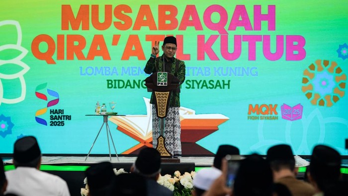 Ketua Umum Partai Kebangkitan Bangsa (PKB) Muhaimin Iskandar menyampaikan sambutan saat penutupan Musabaqah Qira’atil Kutub Nasional di Jakarta, Minggu (9/11/2025). Perlombaan membaca kitab yang diikuti puluhan santri dari berbagai pesantren di Indonesia tersebut mengkaji tema khusus seputar fikih siyasah atau politik Islam sebagai upaya memperkuat pemahaman politik kebangsaan di kalangan santri. ANTARA FOTO/Putra M. Akbar/sgd