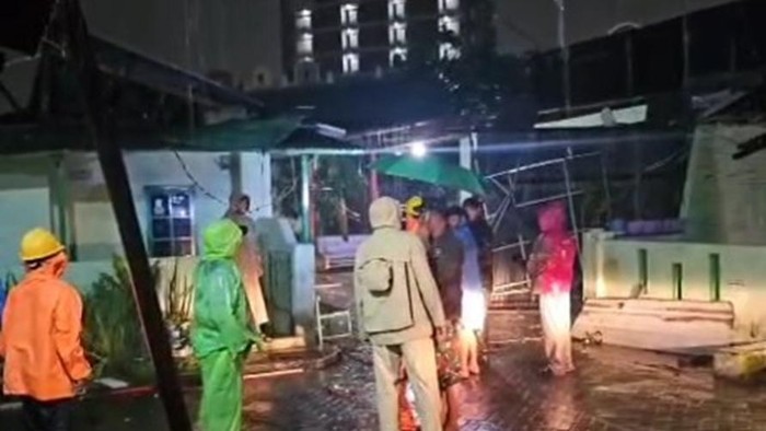 Sebanyak 10 rumah di Asrama Kesdam Mimun III, Kota Makassar, rusak diterjang angin kencang.