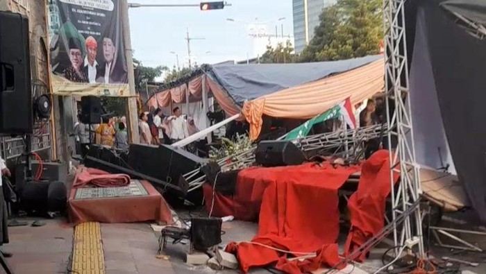 Sebuah mobil menabrak tenda acara Maulid Nabi Muhammad SAW di depan Masjid Baitushobri, Kembangan, Jakarta Barat, Ahad (9/11/2025) pagi. (ANTARA/HO-Dokumentasi Pribadi)