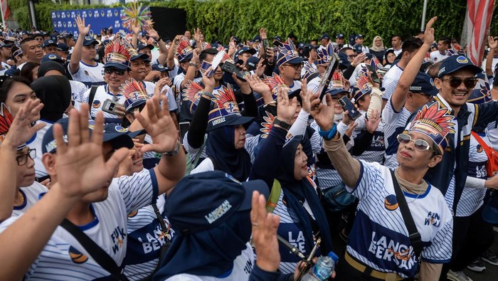 Sejumlah peserta berjalan saat mengikuti Fun Walk NasDem di Jakarta, Minggu (9/11/2025). Kegiatan yang diikuti sekitar 1.000 peserta dari kader partai, simpatisan, dan masyarakat umum tersebut merupakan rangkaian HUT Ke-14 Partai NasDem. ANTARA FOTO/Putra M. Akbar/tom.