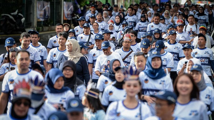 Sejumlah peserta berjalan saat mengikuti Fun Walk NasDem di Jakarta, Minggu (9/11/2025). Kegiatan yang diikuti sekitar 1.000 peserta dari kader partai, simpatisan, dan masyarakat umum tersebut merupakan rangkaian HUT Ke-14 Partai NasDem. ANTARA FOTO/Putra M. Akbar/tom.
