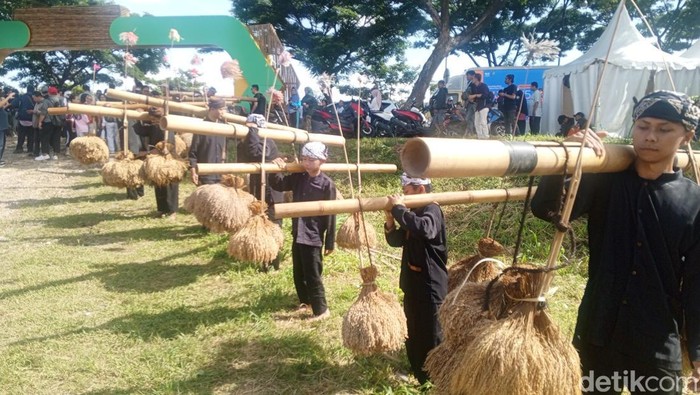Tradisi Seren Taun Sinar Resmi Meriahkan Parade Penyambutan WJF 2025