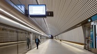 Selain ada instalasi karya seni, keindahan Stasiun Gadigal juga terdapat pada dinding dan plafon stasiun. Sebab, desainnya mengusung unsur garis-garis dengan perpaduan warna krem dan cokelat, sehingga menciptakan kesan modern dan estetis. Foto: Dok. Foster + Partners