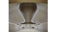Stasiun Gadigal terasa berbeda dari stasiun kereta pada umumnya karena menggunakan lampu yang bernuansa warm white atau sedikit hangat. Pemilihan cahaya lampu yang tepat menambah kesan modern pada interior stasiun. Foto: Dok. Foster + Partners