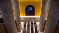 Stasiun Gadigal merupakan salah satu stasiun di jaringan Sydney Metro. Stasiun yang direnovasi pada 2019-2024 itu menghasilkan desain yang sangat memukau. Tak hanya sekadar tempat naik-turun penumpang, stasiun ini mirip seperti pameran seni karena punya desain modern dan minimalis. Salah satunya mural setinggi 13 meter ini yang terbuat dari 10.000 ubin enamel porselen berwarna yang ditempel di dinding stasiun. Foto: Dok. NSW Government