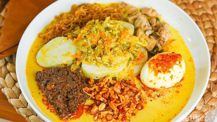 Suasana garasi rumah milik Lidwina di Desa Tumbakbayuh, Badung, Bali, yang dijadikan tempat makan masakan khas Medan, salah satunya lontong Medan.