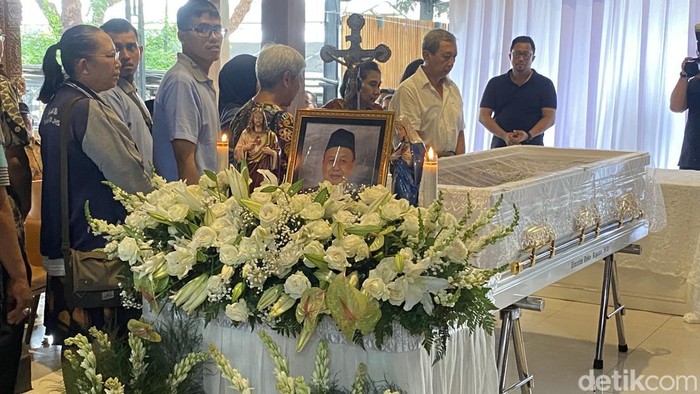 Suasana rumah duka suami Wali Kota Semarang Agustina Wilujeng, Djoko Riyanto, di Jalan Gedawang Permai, Kelurahan Gedawang, Kecamatan Banyumanik, Kota Semarang, Minggu (9/11/2025).