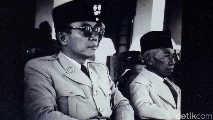 Sultan Muhammad Salahuddin saat menyambut kunjungan Presiden Soekarno di Bima pada 1950. (Foto: Dok. Pribadi Dae Dewi)