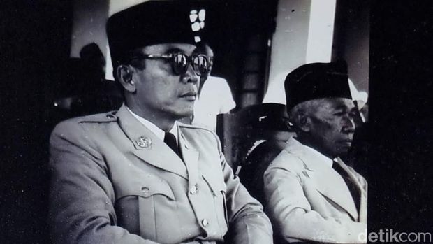 Sultan Muhammad Salahuddin saat menyambut kunjungan Presiden Soekarno di Bima pada 1950. (Foto: Dok. Pribadi Dae Dewi) Sultan Muhammad Salahuddin saat menyambut kunjungan Presiden Soekarno di Bima pada 1950. (Foto: Dok. Pribadi Dae Dewi)