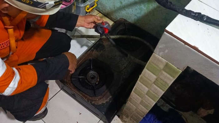 Tabung gas elpiji meledak saat digunakan memasak untuk acara pernikahan warga Bogor Utara, Kota Bogor, Minggu (9/11/2025). Dua orang alami luka bakar dibawa ke rumah sakit.