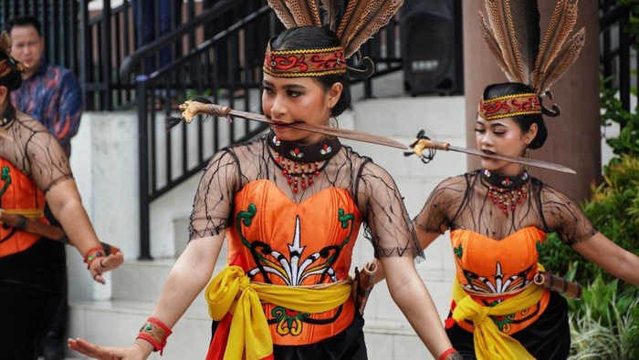 Tari Mandau. Foto: laman Media Center Kota Palangka Raya