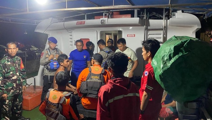 Tim SAR mengevakuasi 4 pemancing ikan yang dihantam ombak di Kolaka, sedangkan 2 orang lainnya masih dicari.