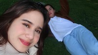 Jalan-jalan ke taman kota saat musim semi, pilihan tepat untuk Tissa Biani dan Dul Jaelani ngobrol santai sambil foto-foto. Foto: Instagram @tissabiani