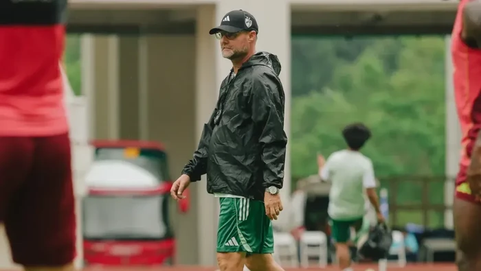 Tomas Trucha memimpin latihan PSM Makassar jelang melawan Dewa United dalam laga Super League 2025/2026.