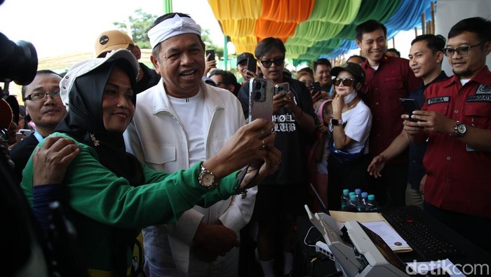 Suasana Minggu (9/11/2025) pagi, di Kiara Arta Park, Kota Bandung, Jawa Barat, nampak tidak seperti biasanya. Di hari normal, Kiara Arta Park hanya didatangi masyarakat yang sekadar olahraga saja, namun untuk saat ini berbeda sebab hadirnya West Java Festival (WJF) 2025.
