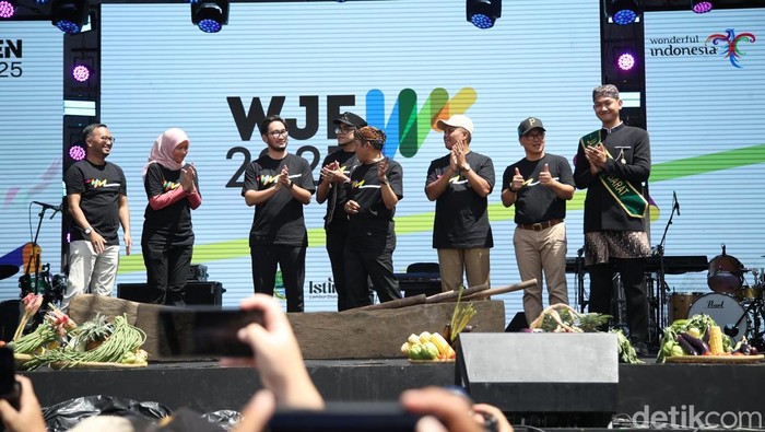 Suasana Minggu (9/11/2025) pagi, di Kiara Arta Park, Kota Bandung, Jawa Barat, nampak tidak seperti biasanya. Di hari normal, Kiara Arta Park hanya didatangi masyarakat yang sekadar olahraga saja, namun untuk saat ini berbeda sebab hadirnya West Java Festival (WJF) 2025.
