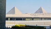 Sambil duduk di museum kita bisa memandang langsung Piramida di Giza. Lokasi museum ini terletak kurang dari dua kilometer dari piramida agung Giza.