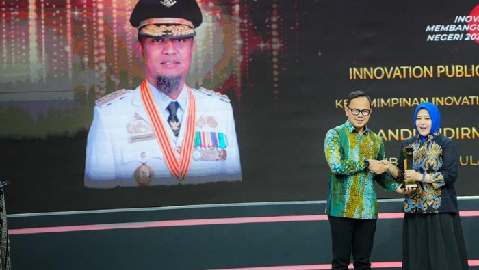 Wagub Sulsel Fatmawati Rusdi mewakili Gubernur Sulsel Andi Sudirman Sulaiman menerima penghargaan pemimpin inovatif dan transformatif.