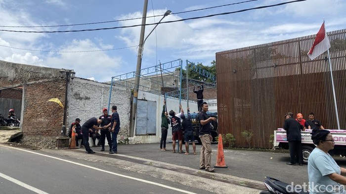 Rumah duka suami Wali Kota Semarang Agustina Wilujeng, Djoko Riyanto, di Jalan Gedawang Permai, Kelurahan Gedawang, Kecamatan Banyumanik, Kota Semarang, Minggu (9/11/2025).