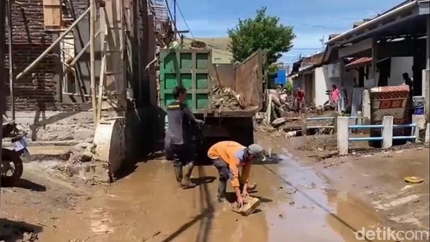 Warga Bumiayu bersama petugas gabungan bersih-bersih lumpur sisa banjir bandang, Minggu (9/11/2025). Warga Bumiayu bersama petugas gabungan bersih-bersih lumpur sisa banjir bandang, Minggu (9/11/2025).