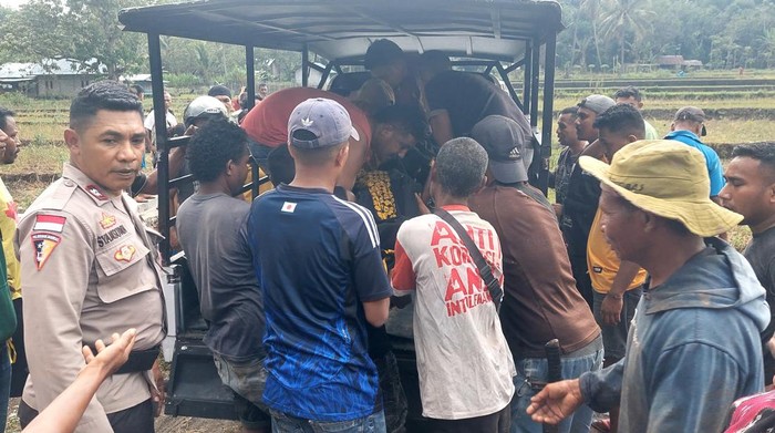 Warga mengevakuasi korban tewas tersambar petir di Kelurahan Rega, Kecamatan Boawae, Kabupaten Nagekeo, NTT, Sabtu (8/11/2025). (Foto: Dok. Polsek Boawae)