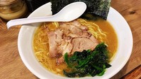 Yokohama, Jepang juga punya hidangan mi khas dan enak. Namanya ramen Yokohama-style yang memadukan kaldu daging babi dan kecap asin. Toppingnya ada chashu daging babi hingga bayam. Foto: TasteAtlas