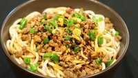 Lanjut ke posisi 6, ada mie dan dan khas Sichuan, China. Tampilannya bikin ngiler dengan balutan chili oil dan lada Sichuan yang pedas getirnya khas. Foto: TasteAtlas