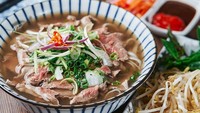 Pho khas Vietnam topping daging sapi juga masuk daftar hidangan mi terenak di dunia. Pho punya kuah yang bening dan segar dengan jejak rempah, seperti kembang lawang, kapulaga, cengkih, dan daun ketumbar. Foto: TasteAtlas