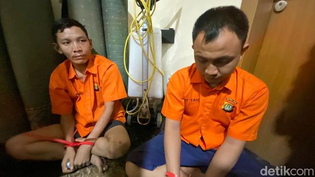 Tampang dua pria bernama Pam Saputra dan Romaja alias Roma, pelaku penembakan seorang hansip hingga tewas di Cakung, Jakarta Timur. (Wildan/detikcom)