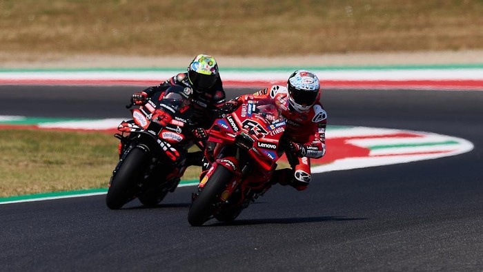 SCARPERIA, ITALY - JUNE 21: Francesco Bagnaia of Italy and Ducati Lenovo Team and Marco Bezzecchi of Italy and Aprilia Racing on track during the Qualifying Session ahead the MotoGP Brembo Grand Prix of Italy at Mugello Circuit on June 21, 2025 in Scarperia, Italy. (Photo by Emmanuele Ciancaglini/Ciancaphoto Studio/Getty Images)