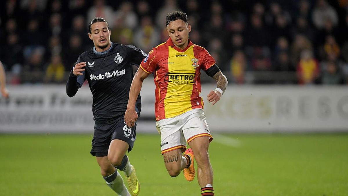 Dean James (kanan) bermain untuk Go Ahead Eagles. Foto: Getty Images/BSR Agency