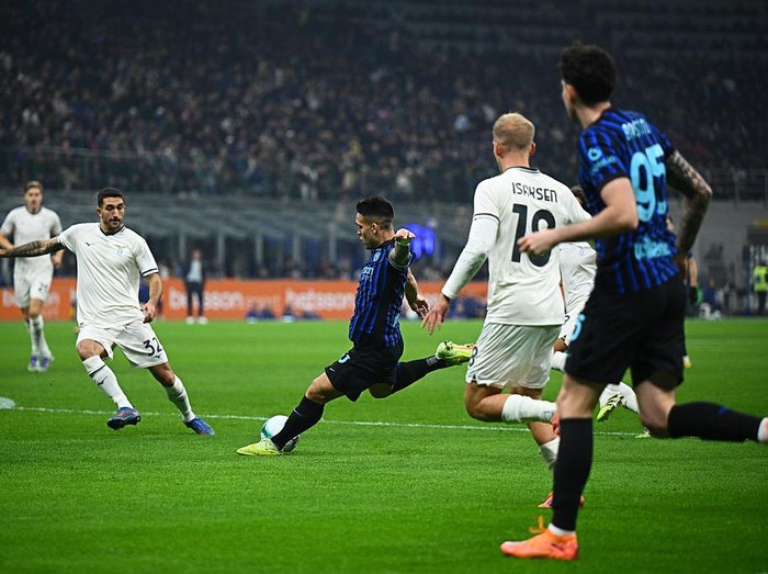 MILAN, ITALY - NOVEMBER 09: Lautaro Martinez of FC Internazionale scores their teams first goal during the Serie A match between FC Internazionale and SS Lazio at Giuseppe Meazza Stadium on November 09, 2025 in Milan, Italy. (Photo by Mattia Ozbot - Inter/Inter via Getty Images)
