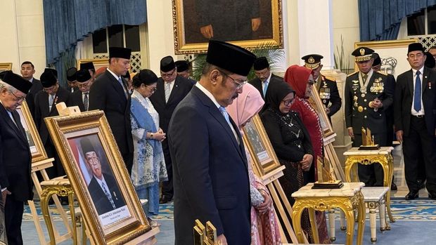 Ahli Waris Marsinah memakai baju hitam dan merah terharu saat upacara pemberian gelar tersebut.