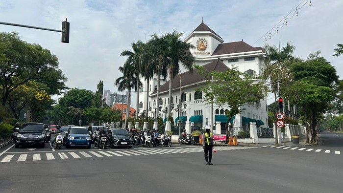 Aksi mengheningkan cipta saat momen Hari Pahlawan di Surabaya
