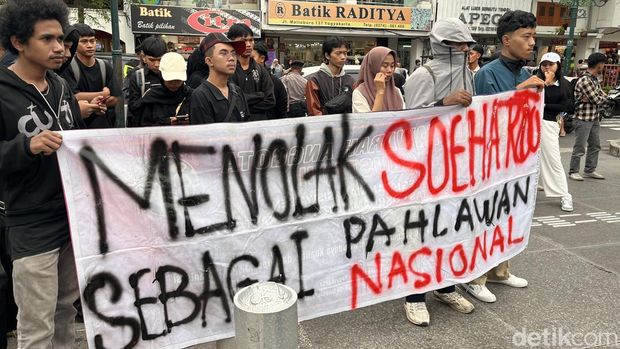 Aksi penolakan gelar pahlawan nasional Soeharto oleh Forum BEM DIY di depan gedung DPRD DIY, Kota Jogja, Senin (10/11/2025).