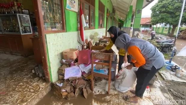 Aktifitas bersih-bersih di SDN Kalierang 03 Brebes yang terdampak banjir.