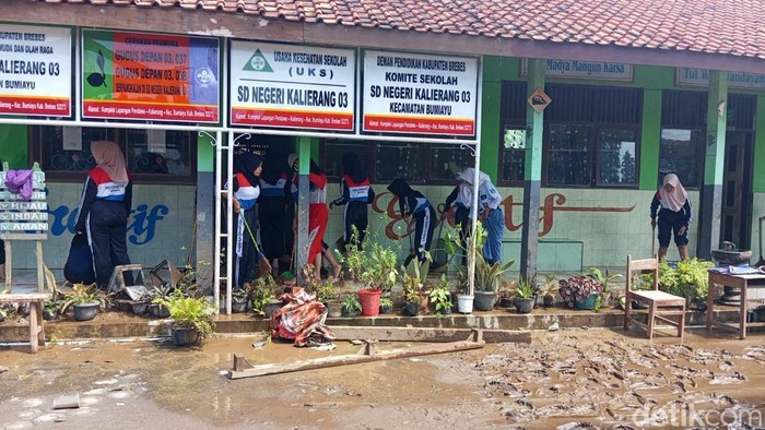 Aktifitas bersih-bersih di SDN Kalierang 03 Brebes yang terdampak banjir.