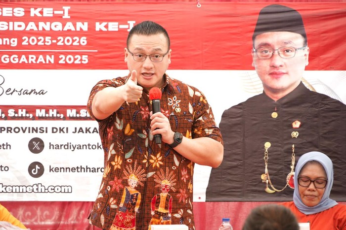 Anggota DPRD DKI Jakarta, Fraksi PDI Perjuangan Hardiyanto Kenneth Menyampaikan Pendapat Pada Saat Menjadi Nara Sumber Acara. Foto.