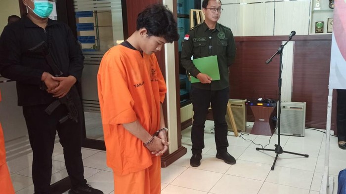 AR hanya dapat tertunduk lesu di kantor BNNP Bali setelah terciduk gegara menyimpan 1 kg paket ganja di kamar kosnya, Senin (10/11/2025).