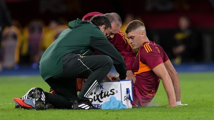 ROME, ITALY - NOVEMBER 09: Artem Dovbyk of AS Roma leaves the field due to injury during the Serie A match between AS Roma and Udinese Calcio at Stadio Olimpico on November 09, 2025 in Rome, Italy. (Photo by Silvia Lore/Getty Images)