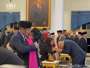 Momen Titiek Peluk Bambang Trihatmodjo-Tutut Usai Soeharto Dapat Gelar Pahlawan