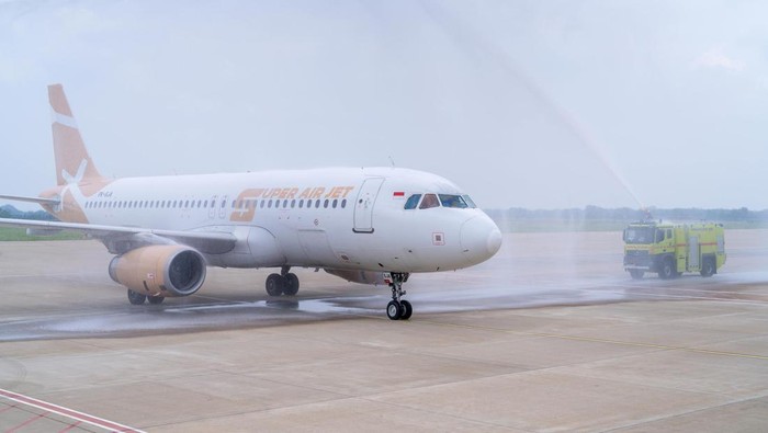 Bandara Dhoho Kediri kembali membuka rute domestik. Super Air Jet (SAJ) membuka rute baru Jakarta (CGK) - Kediri (Bandara Dhoho). Rute baru SAJ ini diharapkan menambah konektivitas di daerah Lingkar Wilis yang menghubungkan antara lain Trenggalek, dan Kediri.