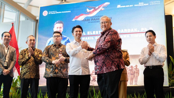Bandara Dhoho Kediri kembali membuka rute domestik. Super Air Jet (SAJ) membuka rute baru Jakarta (CGK) - Kediri (Bandara Dhoho). Rute baru SAJ ini diharapkan menambah konektivitas di daerah Lingkar Wilis yang menghubungkan antara lain Trenggalek, dan Kediri.