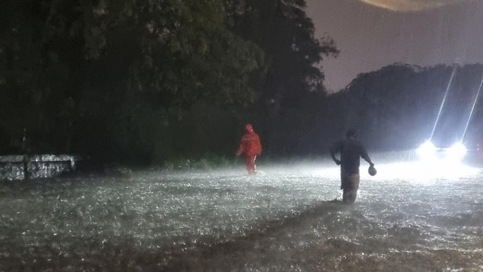 Banjir di Jalan Nginden Intan Surabaya