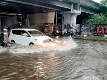 Curah Hujan Tinggi Jalan Cemengkalan Sidoarjo Tergenang Puluhan Motor Mogok