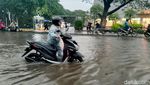 Curah Hujan Tinggi Jalan Cemengkalan Sidoarjo Tergenang Puluhan Motor Mogok
