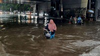 Genangan terparah terjadi di bawah jembatan layang jalan tol. Banyak pengendara yang nekat melintas akhirnya terjebak di tengah air.