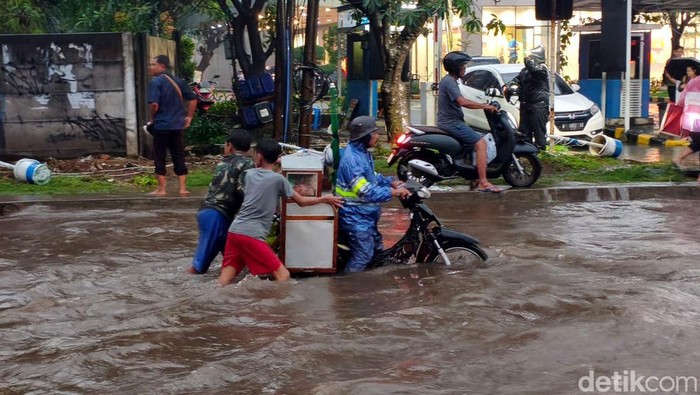 Banjir rendam jalan di Sidoarjo