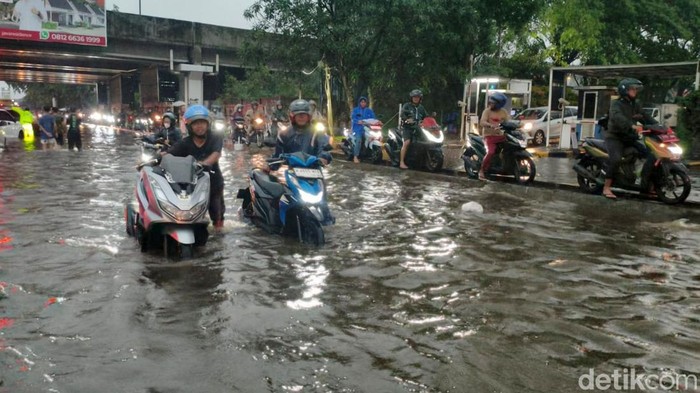 Banjir rendam jalan di Sidoarjo