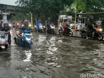 Jalan Cemengkalang Sidoarjo Banjir, Puluhan Motor Mogok Terendam
